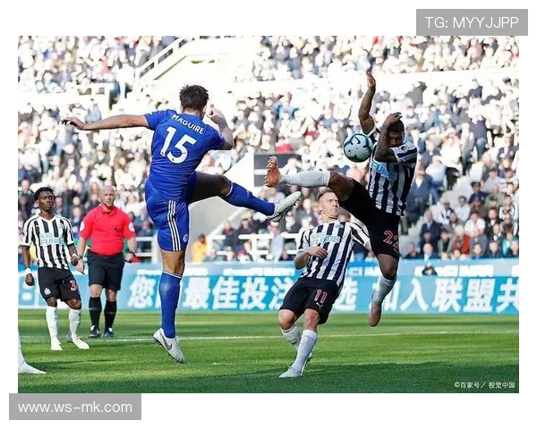 足球明星集体打车同路 穿梭城市街头畅聊比赛与生活