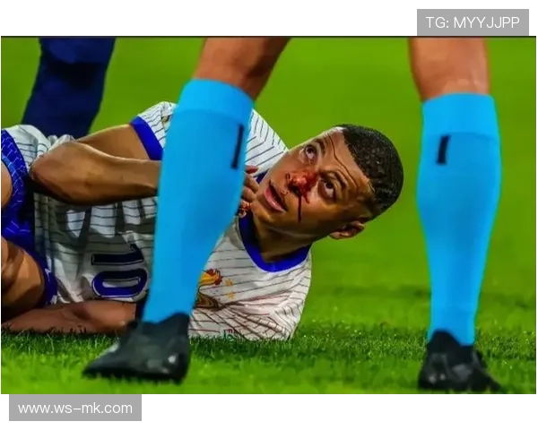 足球球星深情鞠躬致敬球迷展现体育精神与真挚情感